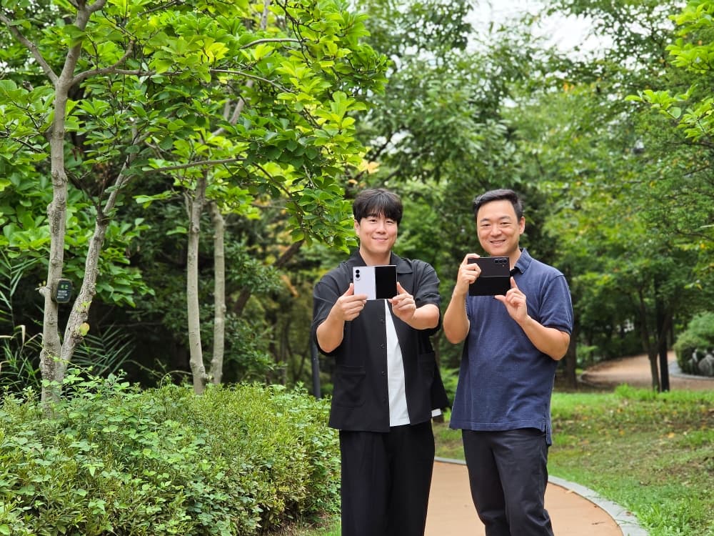 (From left) Sang-uk Park, responsible for camera development at the Mobile eXperience (MX) Business, and YoungGeol Kim of the Visual Technology Team at Samsung Research