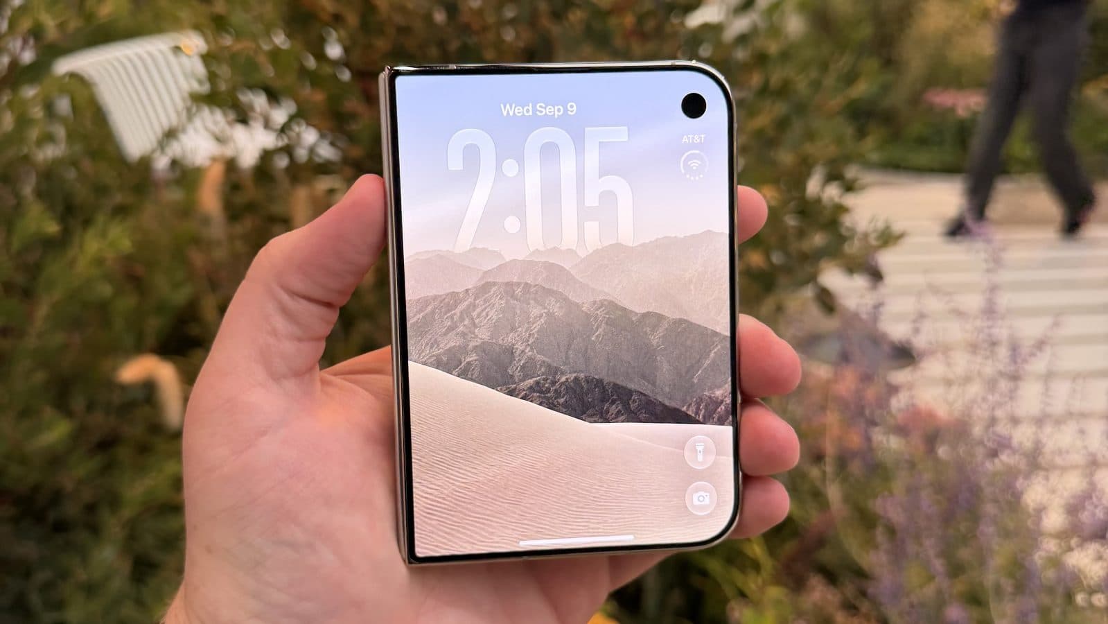 Apple เผยเบื้องหลัง iPhone Duo เคลียร์ชัดเรื่องรอยพับและบานพับ