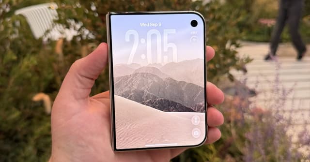 Apple เผยเบื้องหลัง iPhone Duo เคลียร์ชัดเรื่องรอยพับและบานพับ