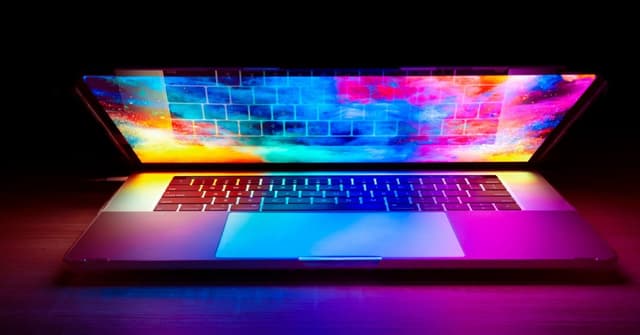 MacBook Pro โฉมใหม่จ่อเปิดตัวพร้อมจอ OLED และดีไซน์ที่เบาลงอย่างมาก
