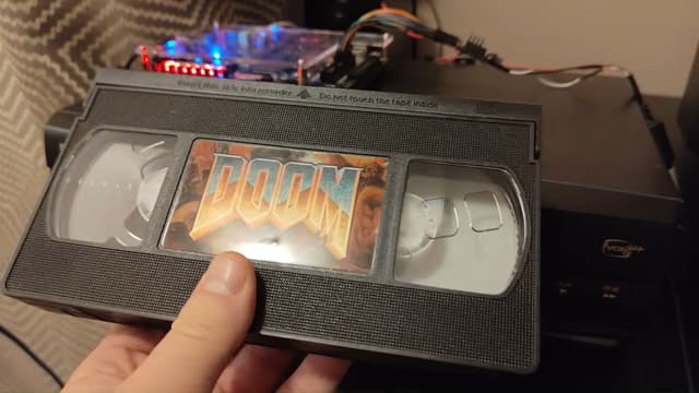 นักประดิษฐ์พอร์ต Doom และ Mario ลงม้วนวิดีโอ VHS ด้วยบอร์ด FPGA