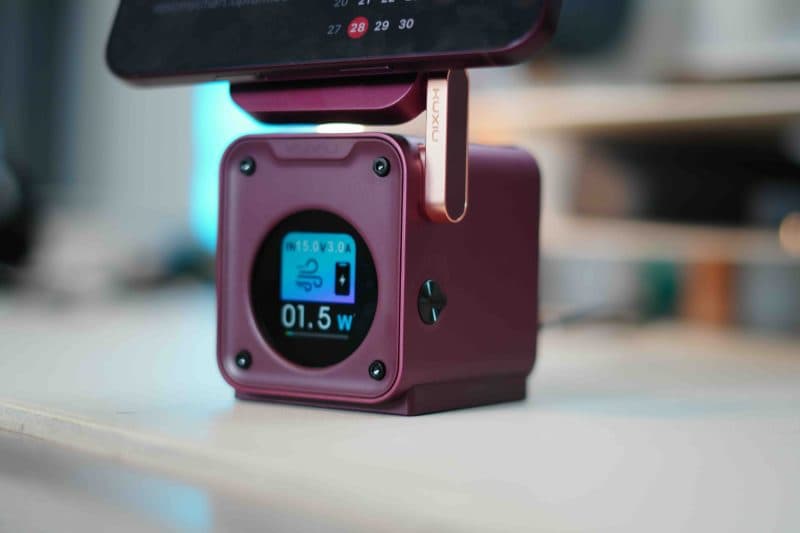 Kuxiu เปิดตัวที่ชาร์จ D5 สี Burgundy เข้าคู่ iPhone 18 Pro