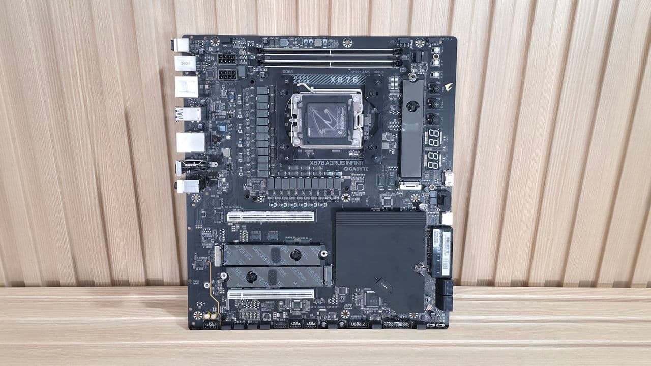 Gigabyte X870 Aorus Infinity - Board images