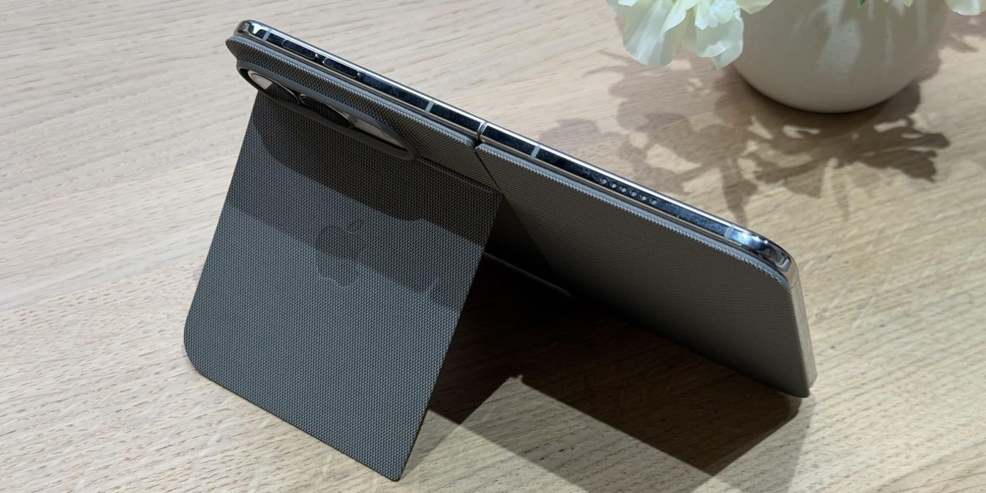 ส่อง 5 อุปกรณ์เสริม iPhone Duo เตรียมรับมือถือพับได้รุ่นแรก