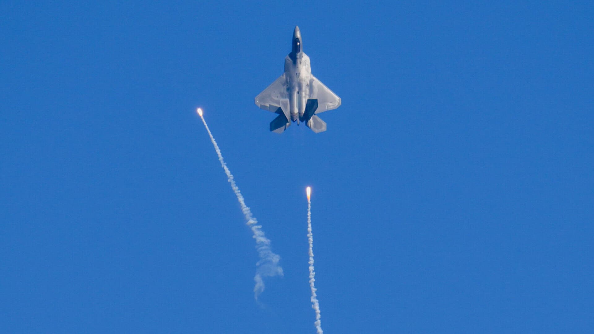 an F-22 Raptor firing flares