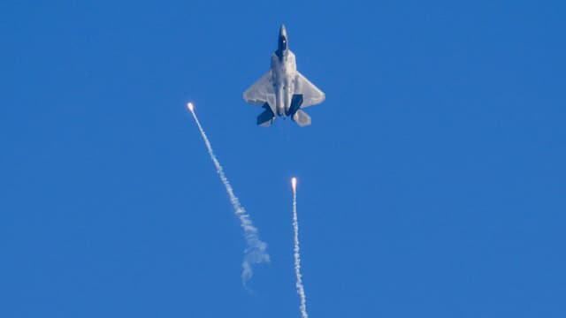นักบิน F-22 Raptor ประสบความสำเร็จในการควบคุมโดรนรบ Fury