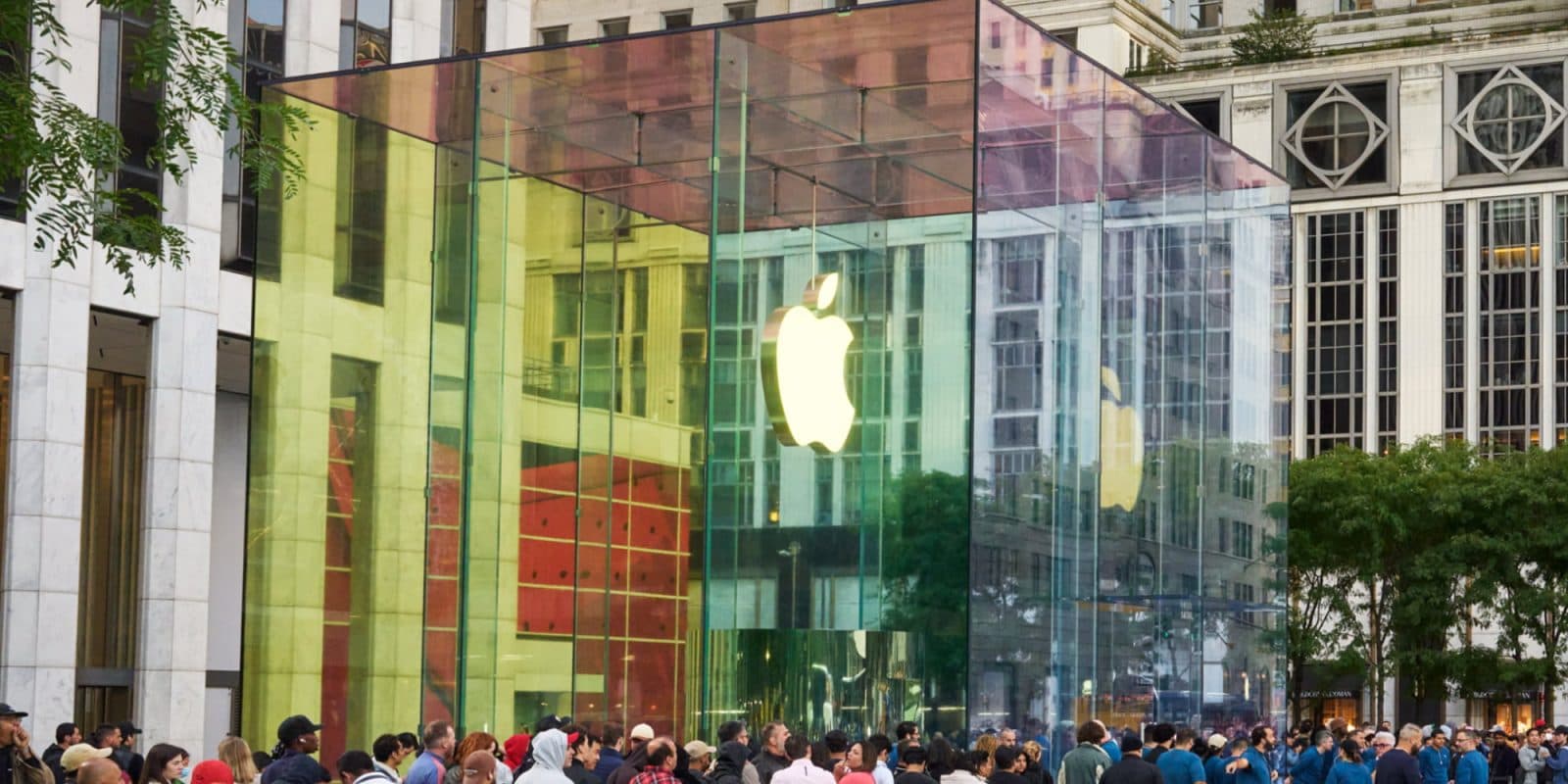 Apple Fifth Avenue ติดตั้งโมเดล iPhone Duo ยักษ์รับวันเปิดตัว