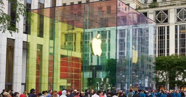 Apple Fifth Avenue ติดตั้งโมเดล iPhone Duo ยักษ์รับวันเปิดตัว