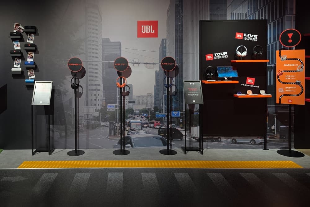“Seoul by Day” recreated a city street in daylight, featuring JBL headphones and earbuds designed for everyday listening.