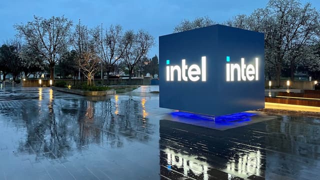 Intel หุ้นดิ่ง 30% ฉุดมูลค่าตลาดเซมิคอนดักเตอร์หาย 1 ล้านล้านดอลลาร์