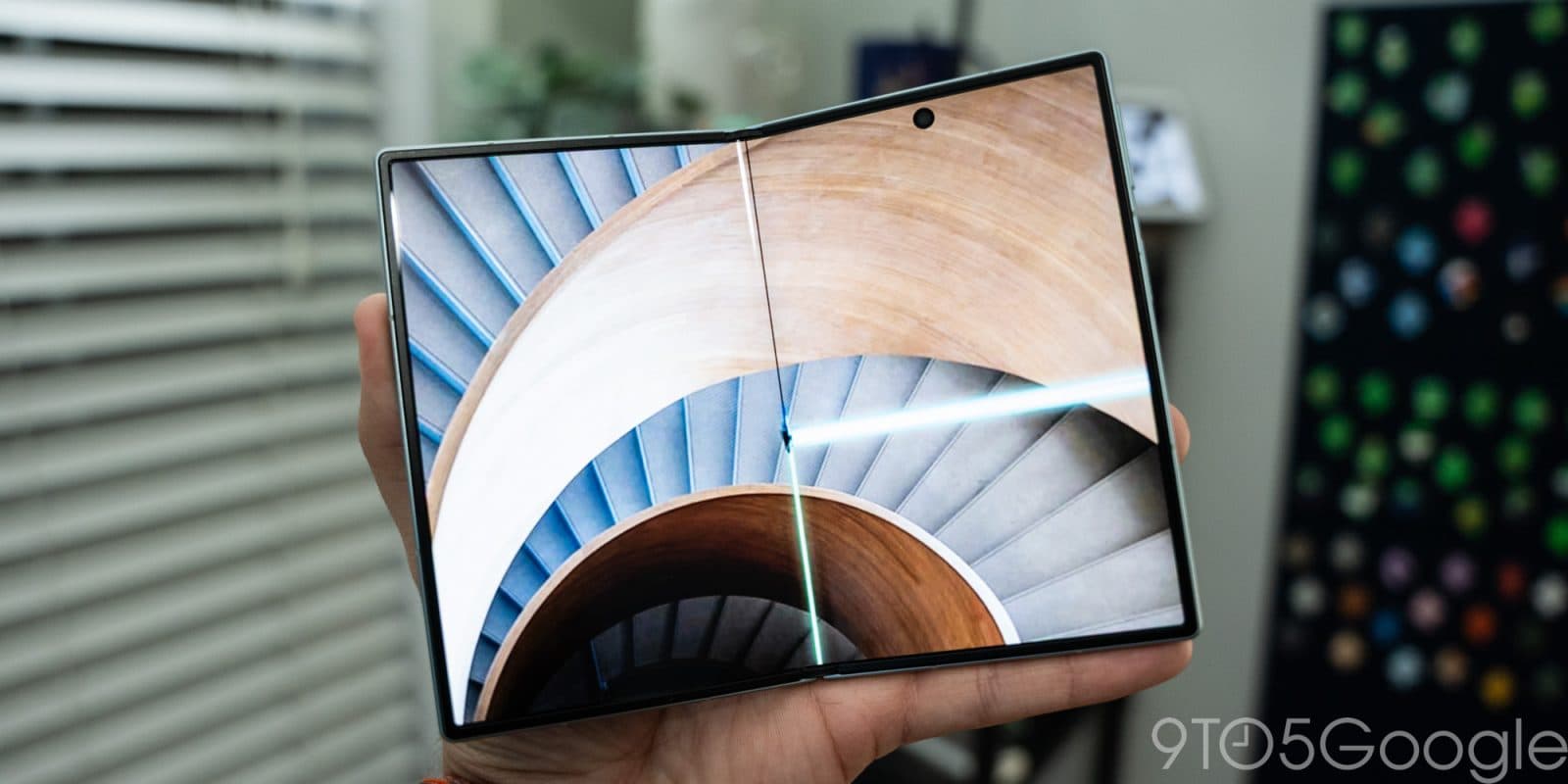 Samsung ส่งโฆษณา Galaxy Z Fold 8 ล้อเลียน Apple กรณี crackgate