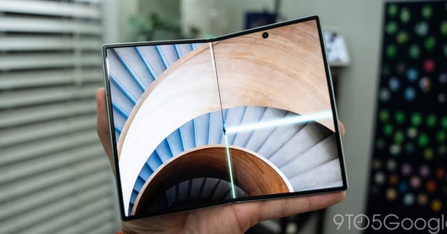 Samsung ส่งโฆษณา Galaxy Z Fold 8 ล้อเลียน Apple กรณี crackgate