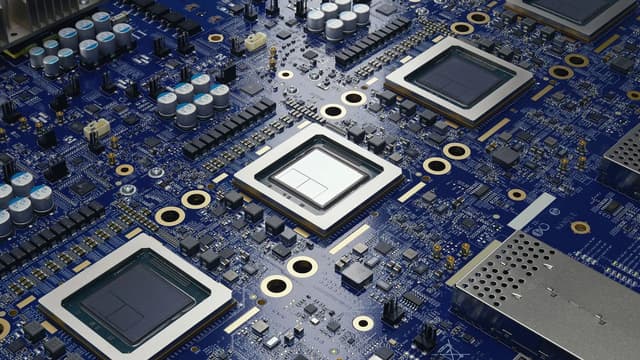 Google อาจเลือกใช้เทคโนโลยีแพ็กเกจจิ้ง EMIB-T ของ Intel สำหรับชิป TPU รุ่นที่ 9