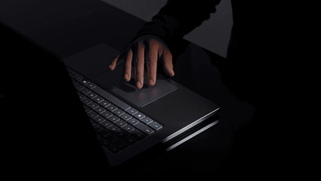 หลุดรีวิวโน้ตบุ๊กต้นแบบ Microsoft Surface Laptop Ultra พร้อมชิป Nvidia RTX Spark N1X