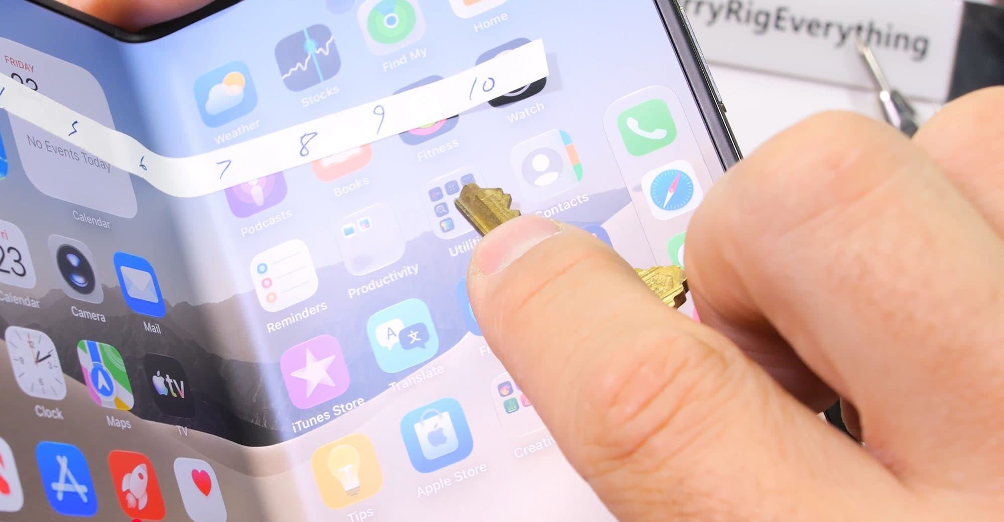 JerryRigEverything ทดสอบ iPhone Duo พบหน้าจอเป็นรอยง่าย