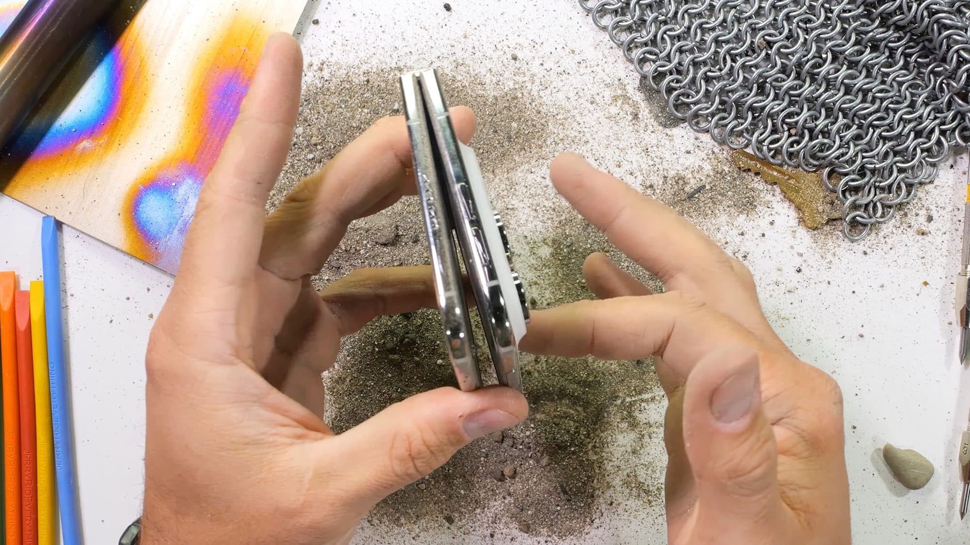 JerryRigEverything ทดสอบ iPhone Duo พบหน้าจอเป็นรอยง่าย