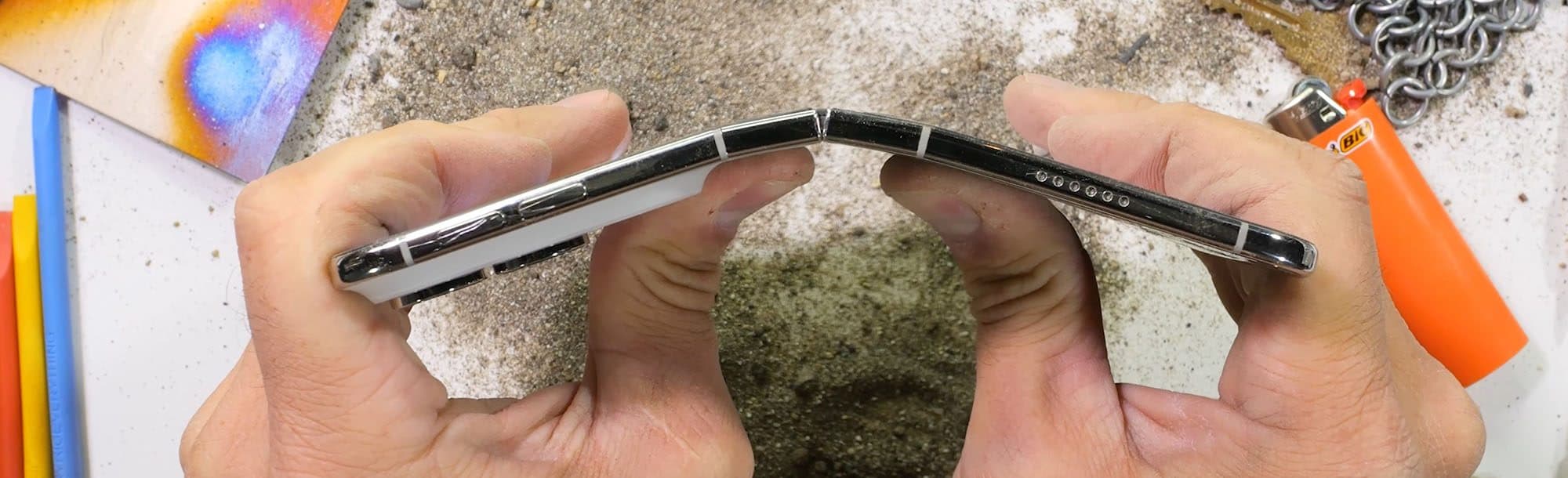 JerryRigEverything ทดสอบ iPhone Duo พบหน้าจอเป็นรอยง่าย